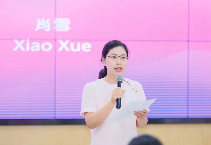 全体教职员工与来自世界各地的近500