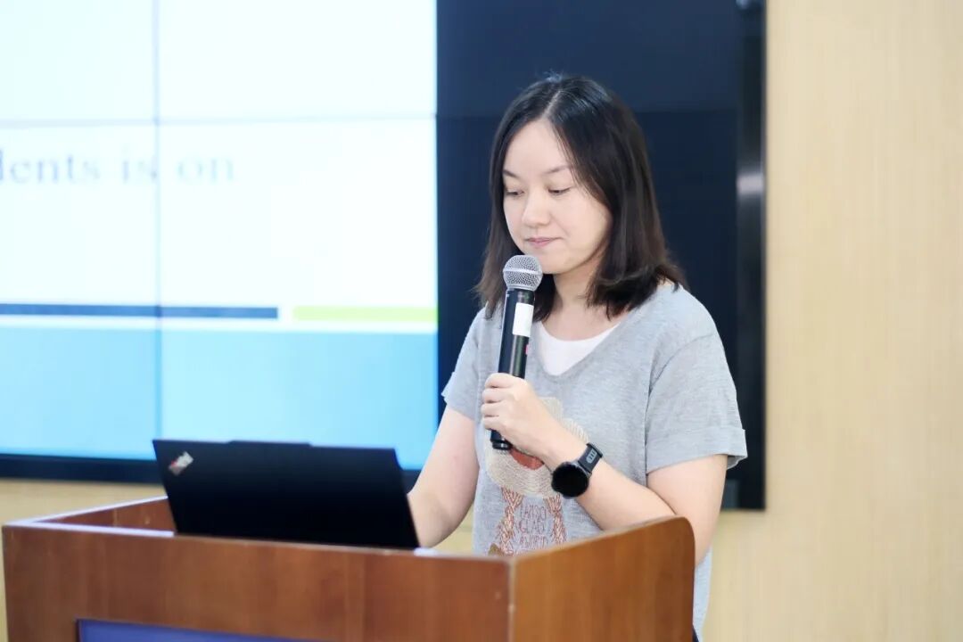 全体教职员工与来自世界各地的近500