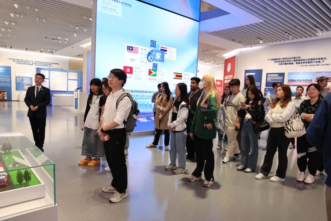 谈上财青年责任担当”为主题进行授课