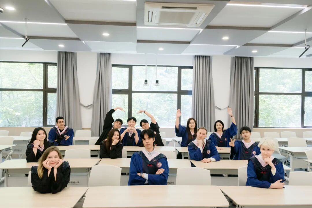 来自五洲四海的学子们身着学位服齐聚一堂