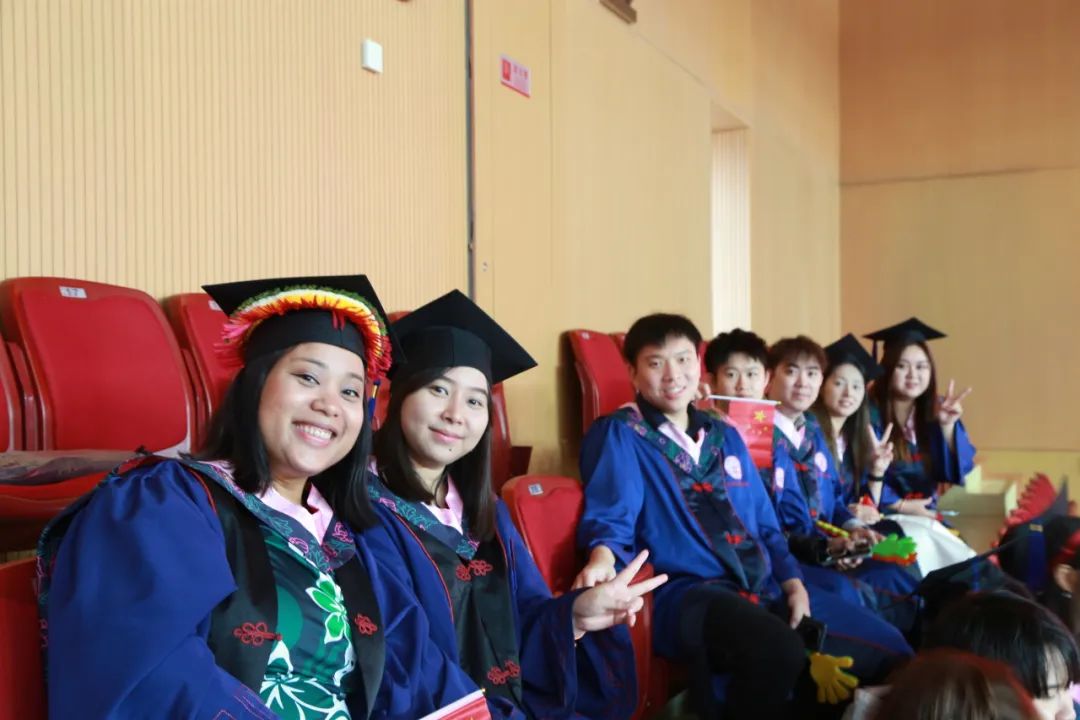 来自五洲四海的学子们身着学位服齐聚一